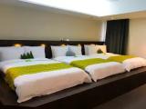 Standard Sextuple Family room