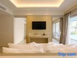 Suite with pool view