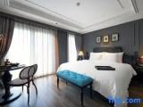 Suite with street view