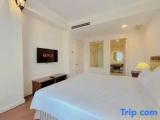 Deluxe Family room with street view