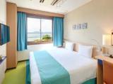 Compact Hollywood Double room
