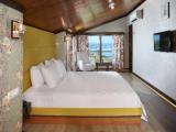 Suite with lake view