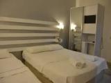 Standard Triple room with partial sea view