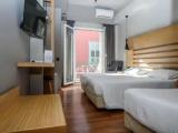 Standard Triple room with city view