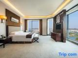 Suite with lake view