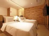 Deluxe Quadruple room with city view