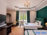 Deluxe Family room with street view