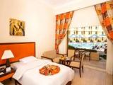 Standard Triple room with pool view