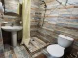 Двухместный семейный коттедж с балконом и с красивым видом из окна двуспальная кровать
