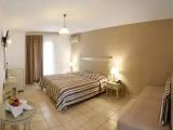 Standard Triple room with garden view