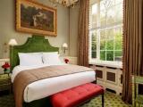Suite with city view