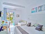 Standard Triple room with partial sea view