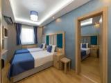 2 Bedrooms Standard Quintuple Family room with courtyard view