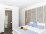 Suite with city view