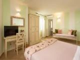Standard Triple room with garden view