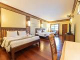 Standard Quadruple room with pool view