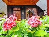 Bungalow with balcony and with garden view