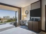 2 Bedrooms Family room with city view