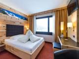 Standard room with mountain view