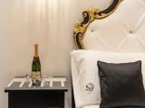 Deluxe Suite with lake view