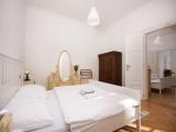 2 Bedrooms Royal Apartment with garden view