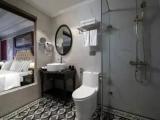 Standard Sextuple Family room