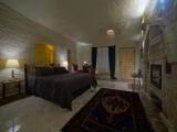 Cave (Bathtub) Suite