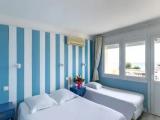 Standard Triple room with sea view