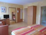 2 Bedrooms Standard Quadruple Family room with garden view