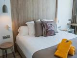 Standard Twin room with street view