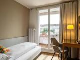 Single room with balcony and River