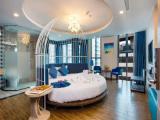 Senior Deluxe Triple room with city view
