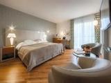 Comfort room with street view