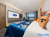 Standard Twin room with lake view