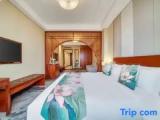 Grand room with lake view