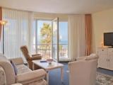 Apartment with partial sea view