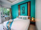 Standard room with pool view