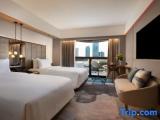 Deluxe Twin Club room with city view