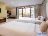 Deluxe room with pool view