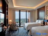 2 Bedrooms Standard Family room with golf view