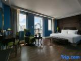Suite with balcony and with city view