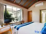 3 Bedrooms Standard Family room with courtyard view