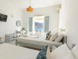 Standard Triple room with sea view