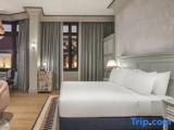 Corner Double Junior Suite with city view