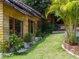 Bungalow with pool view