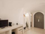 Signature Cave Outdoor Jacuzzi Suite