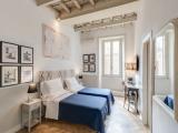 Standard Triple room with courtyard view