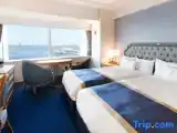 Grand Twin Club room with bay view