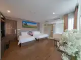 Senior Deluxe Triple room with city view