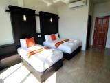 Deluxe Triple room with partial sea view